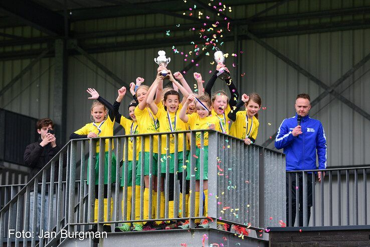 In beeld: Finaledag schoolvoetbal Zwolle - Foto: Jan Burgman