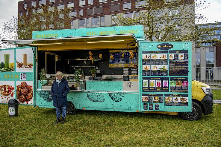 In beeld: Verregend foodtruckfestival in Stadshagen hoopt volgend jaar op meer zon - Foto: Obbe Bakker