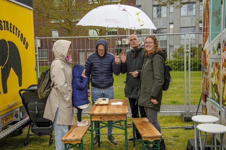 In beeld: Verregend foodtruckfestival in Stadshagen hoopt volgend jaar op meer zon - Foto: Obbe Bakker