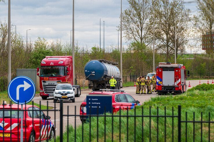 De lekkende vrachtwagen staat op een vloeistofdichte vloer op het terrein van Rijkswaterstaat. - Foto: Peter Denekamp