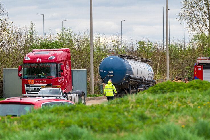 Vrachtwagen lekt salpeterzuur op snelweg bij Zwolle - Foto: Peter Denekamp