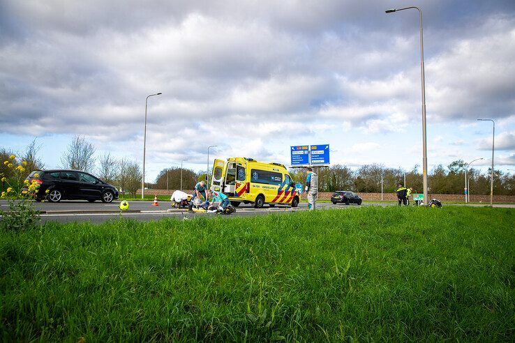 Motorrijder in Zwolle gaat onderuit op nationale Dag van de Motorrijder - Foto: Hugo Janssen