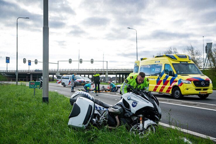 Een motorrijder ging onderuit op verkeersplein Zwolle-Zuid door glad wegdek. - Foto: Hugo Janssen