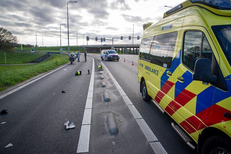 Motorrijder in Zwolle gaat onderuit op nationale Dag van de Motorrijder - Foto: Hugo Janssen