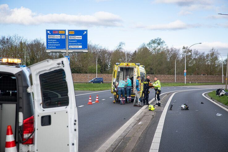 Motorrijder in Zwolle gaat onderuit op nationale Dag van de Motorrijder - Foto: Hugo Janssen