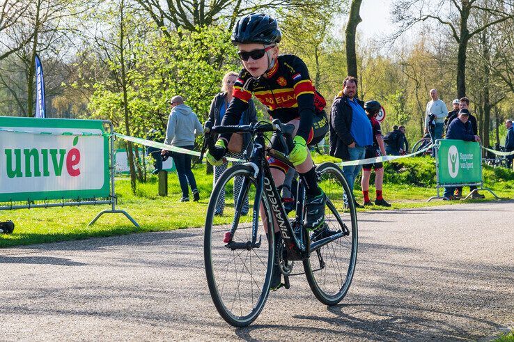 In beeld: Jongste wielertalenten in actie tijdens Jeugdronde van Zwolle - Foto: Peter Denekamp