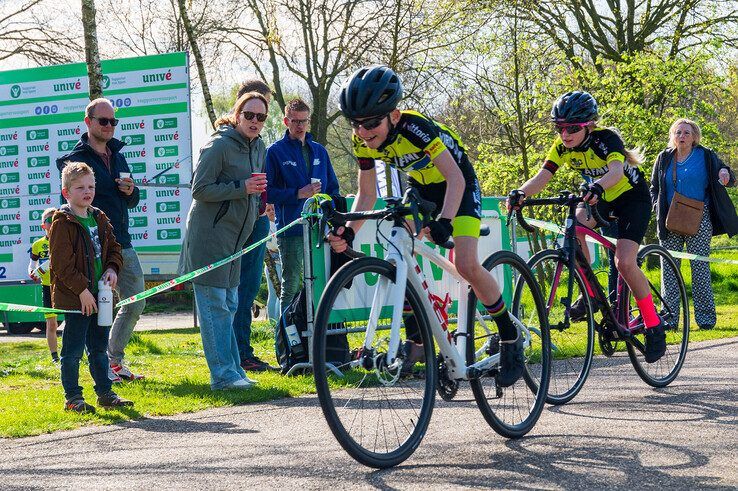 In beeld: Jongste wielertalenten in actie tijdens Jeugdronde van Zwolle - Foto: Peter Denekamp