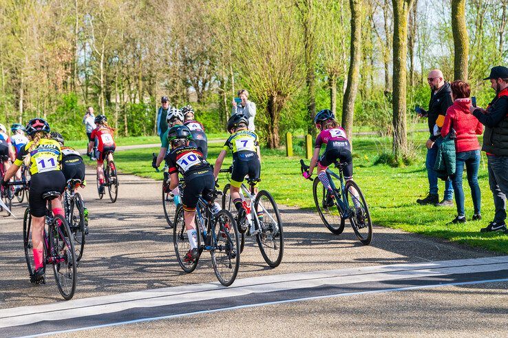 In beeld: Jongste wielertalenten in actie tijdens Jeugdronde van Zwolle - Foto: Peter Denekamp