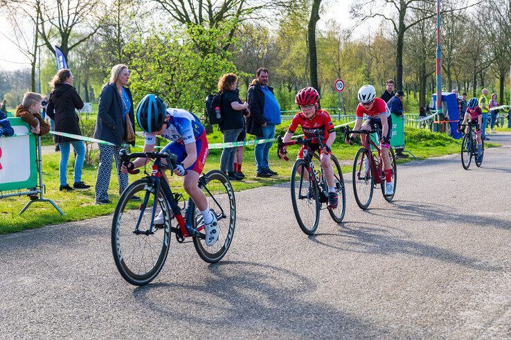 In beeld: Jongste wielertalenten in actie tijdens Jeugdronde van Zwolle - Foto: Peter Denekamp