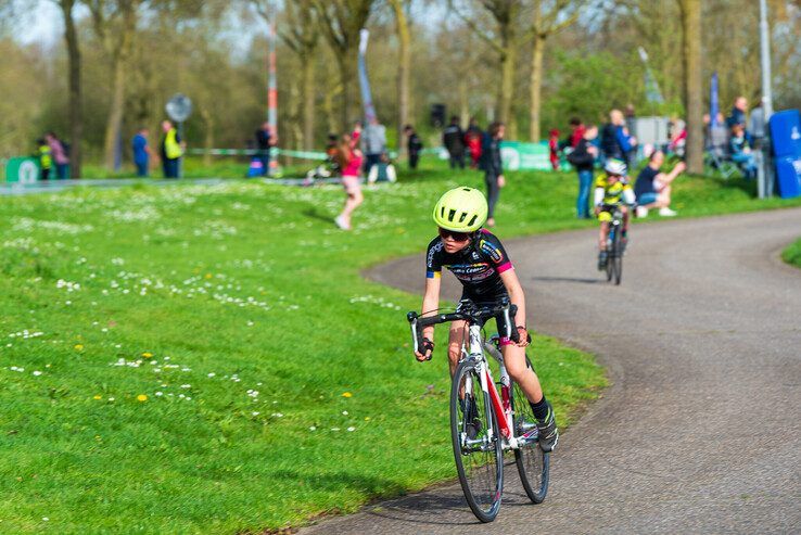 In beeld: Jongste wielertalenten in actie tijdens Jeugdronde van Zwolle - Foto: Peter Denekamp