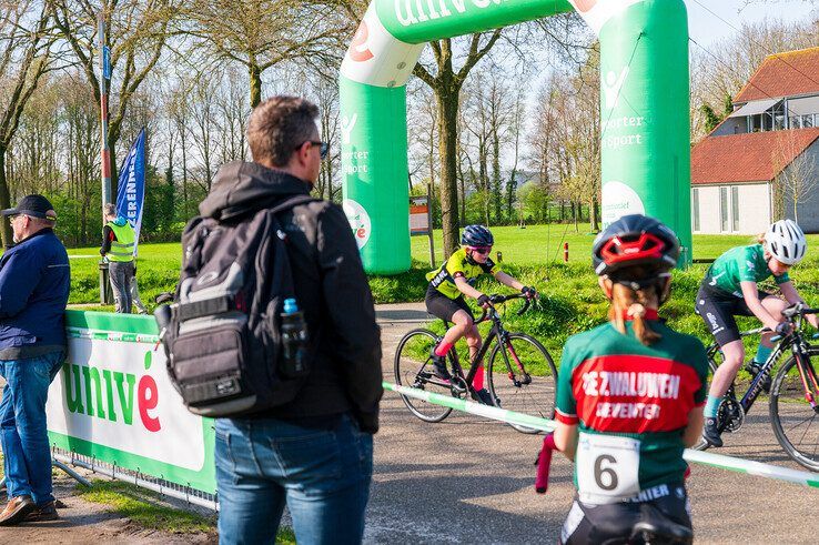 In beeld: Jongste wielertalenten in actie tijdens Jeugdronde van Zwolle - Foto: Peter Denekamp