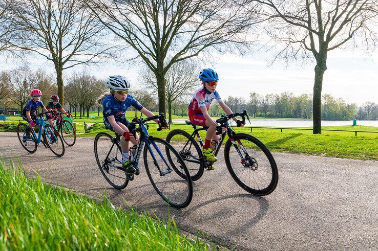 De jongste wielertalenten op het wielercircuit bij de Wijthmenerplas - Foto: Peter Denekamp