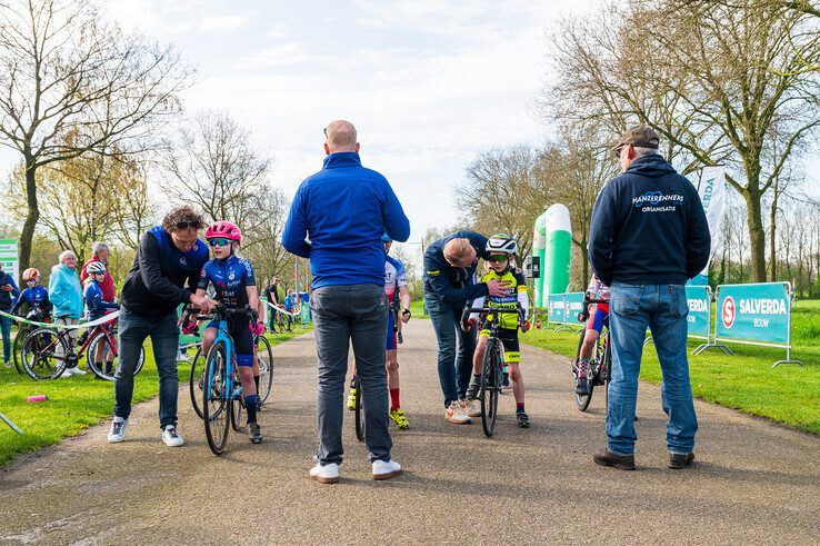 In beeld: Jongste wielertalenten in actie tijdens Jeugdronde van Zwolle - Foto: Peter Denekamp