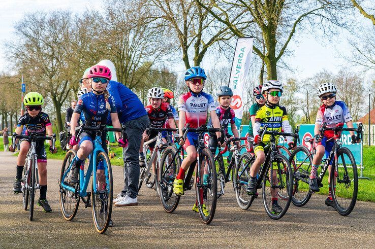 In beeld: Jongste wielertalenten in actie tijdens Jeugdronde van Zwolle - Foto: Peter Denekamp