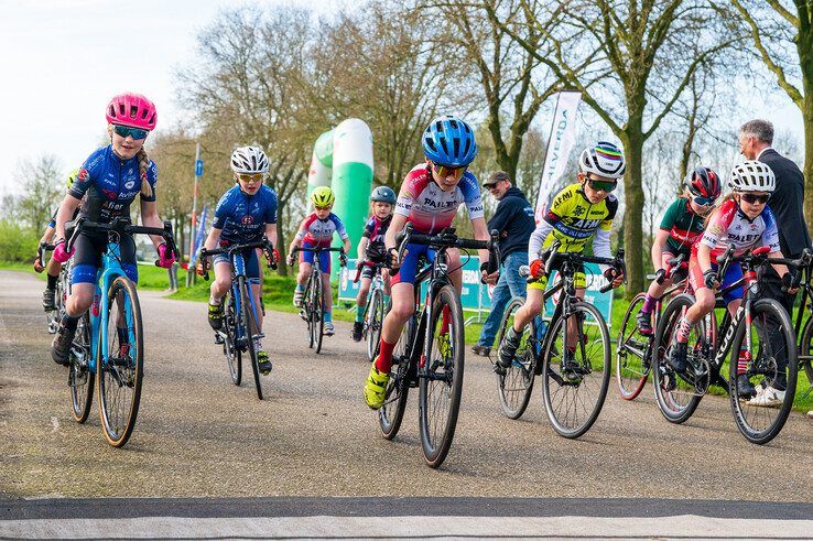 In beeld: Jongste wielertalenten in actie tijdens Jeugdronde van Zwolle - Foto: Peter Denekamp