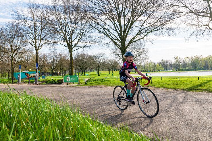 In beeld: Jongste wielertalenten in actie tijdens Jeugdronde van Zwolle - Foto: Peter Denekamp