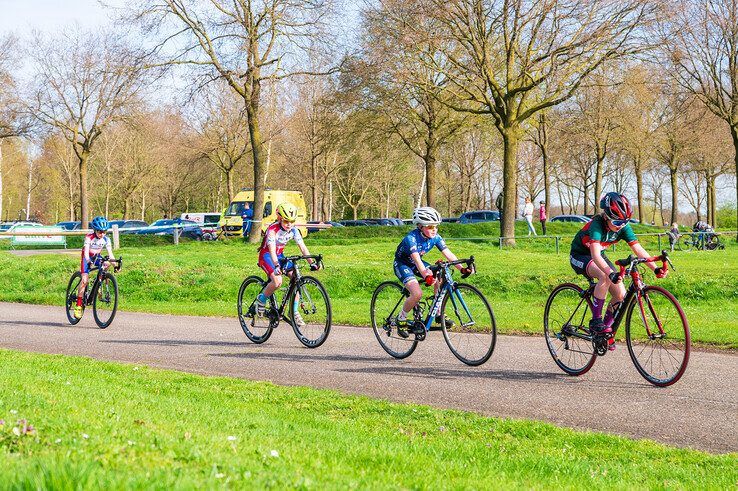 In beeld: Jongste wielertalenten in actie tijdens Jeugdronde van Zwolle - Foto: Peter Denekamp