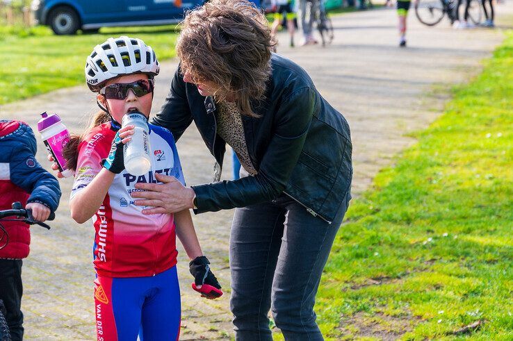 In beeld: Jongste wielertalenten in actie tijdens Jeugdronde van Zwolle - Foto: Peter Denekamp