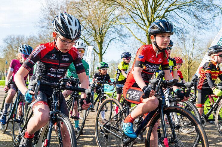 In beeld: Jongste wielertalenten in actie tijdens Jeugdronde van Zwolle - Foto: Peter Denekamp