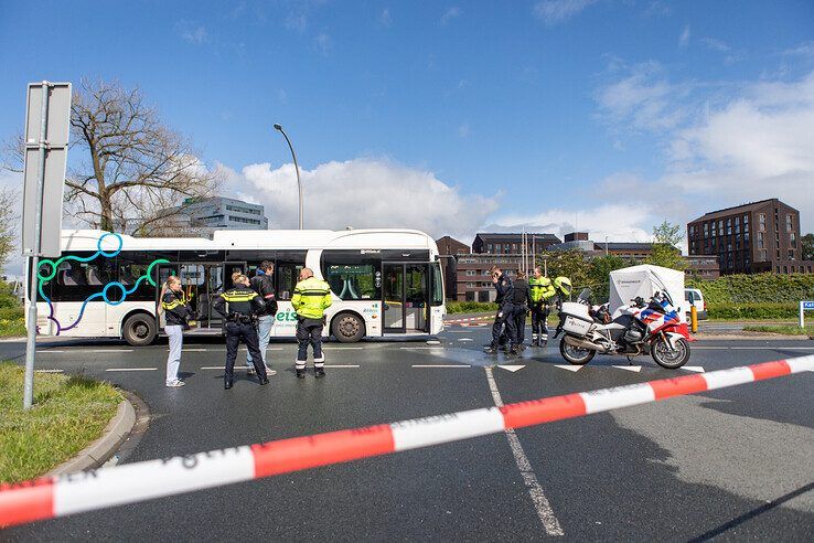 Stadsbus schept scootmobiel op Katerdijk, vrouw (89) overleden - Foto: Ruben Meinten