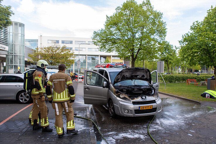 Bestelbus vliegt in brand op Zwartewaterallee - Foto: Ruben Meinten