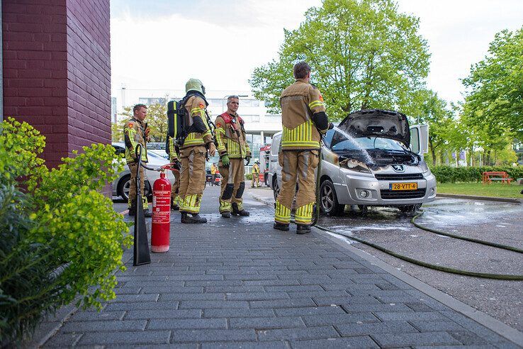 Bestelbus vliegt in brand op Zwartewaterallee - Foto: Ruben Meinten