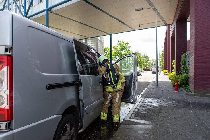 Bestelbus vliegt in brand op Zwartewaterallee - Foto: Ruben Meinten