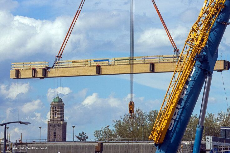In beeld: Eerste ligger loopbrug maakt hoge draai boven Zwolle en ligt op de pijlers - Foto: Hans Smit