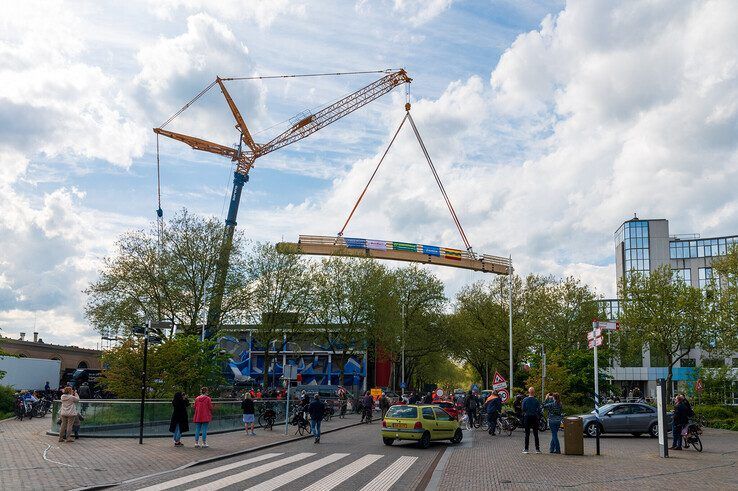 In beeld: Eerste ligger loopbrug maakt hoge draai boven Zwolle en ligt op de pijlers - Foto: Peter Denekamp