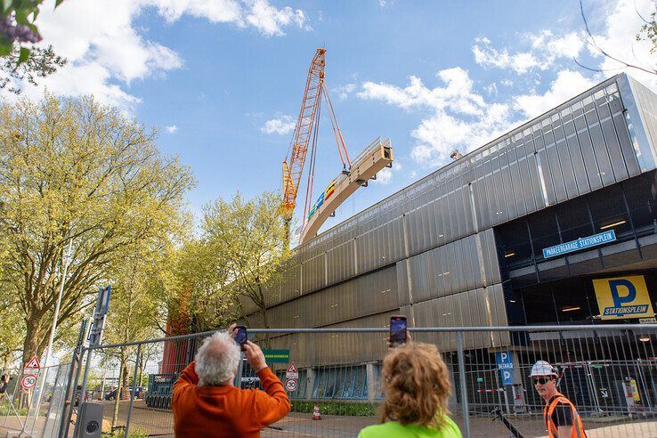 In beeld: Eerste ligger loopbrug maakt hoge draai boven Zwolle en ligt op de pijlers - Foto: Ruben Meinten