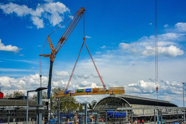 In beeld: Eerste ligger loopbrug maakt hoge draai boven Zwolle en ligt op de pijlers - Foto: Obbe Bakker