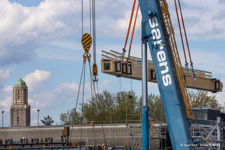 In beeld: Eerste ligger loopbrug maakt hoge draai boven Zwolle en ligt op de pijlers - Foto: Hans Smit