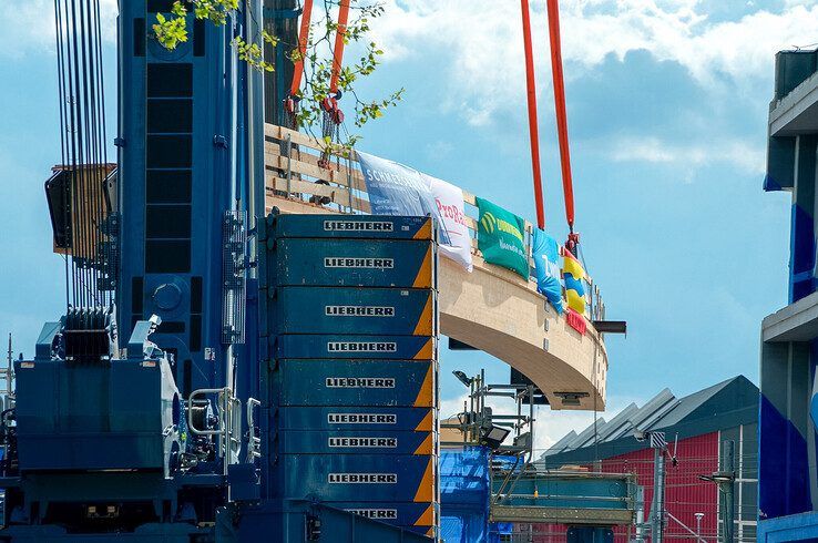 In beeld: Eerste ligger loopbrug maakt hoge draai boven Zwolle en ligt op de pijlers - Foto: Bob Koning