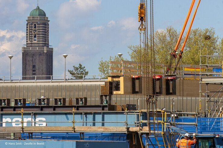 In beeld: Eerste ligger loopbrug maakt hoge draai boven Zwolle en ligt op de pijlers - Foto: Hans Smit