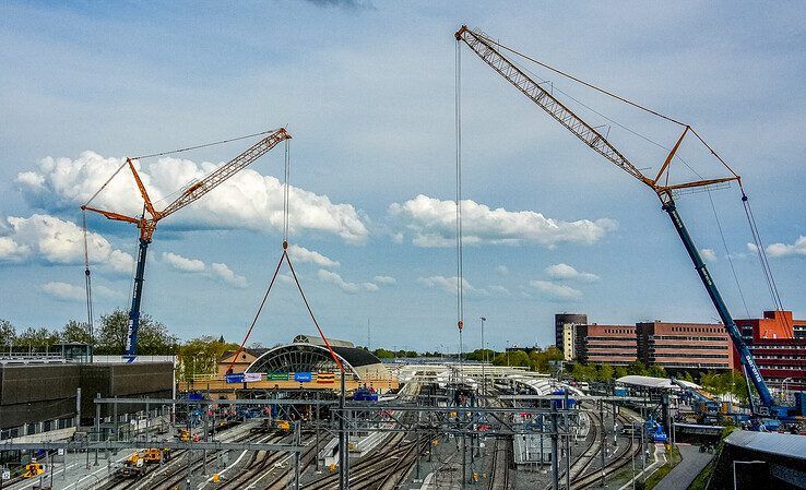 In beeld: Eerste ligger loopbrug maakt hoge draai boven Zwolle en ligt op de pijlers - Foto: Obbe Bakker