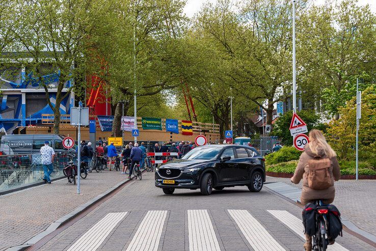 In beeld: Eerste ligger loopbrug maakt hoge draai boven Zwolle en ligt op de pijlers - Foto: Peter Denekamp