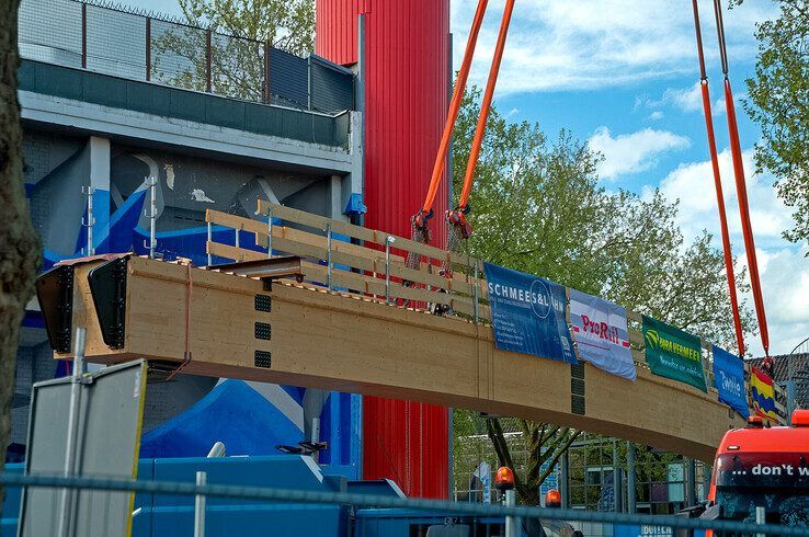 In beeld: Eerste ligger loopbrug maakt hoge draai boven Zwolle en ligt op de pijlers - Foto: Bob Koning