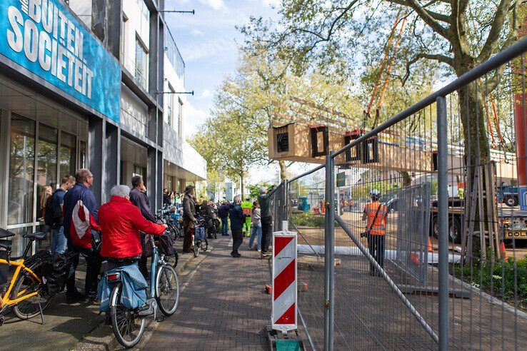 In beeld: Eerste ligger loopbrug maakt hoge draai boven Zwolle en ligt op de pijlers - Foto: Ruben Meinten