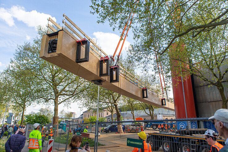 In beeld: Eerste ligger loopbrug maakt hoge draai boven Zwolle en ligt op de pijlers - Foto: Ruben Meinten