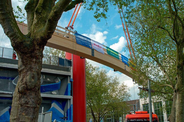 In beeld: Eerste ligger loopbrug maakt hoge draai boven Zwolle en ligt op de pijlers - Foto: Bob Koning