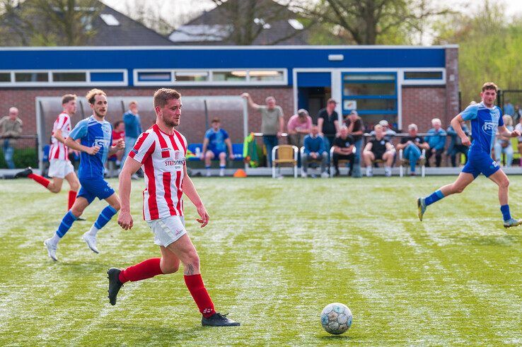 In beeld: SVI verslaat IJVV in Zwolle-Zuid - Foto: Peter Denekamp