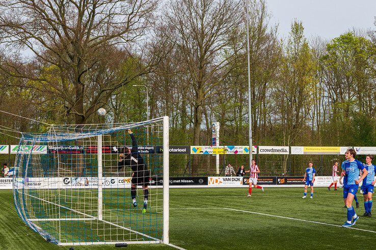 In beeld: SVI verslaat IJVV in Zwolle-Zuid - Foto: Peter Denekamp