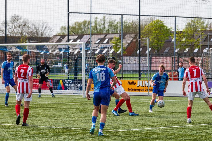 In beeld: SVI verslaat IJVV in Zwolle-Zuid - Foto: Peter Denekamp