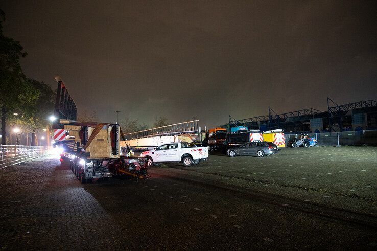 In beeld: Laatste en langste ligger Passerelle aangekomen bij IJsselhallen - Foto: Peter Denekamp