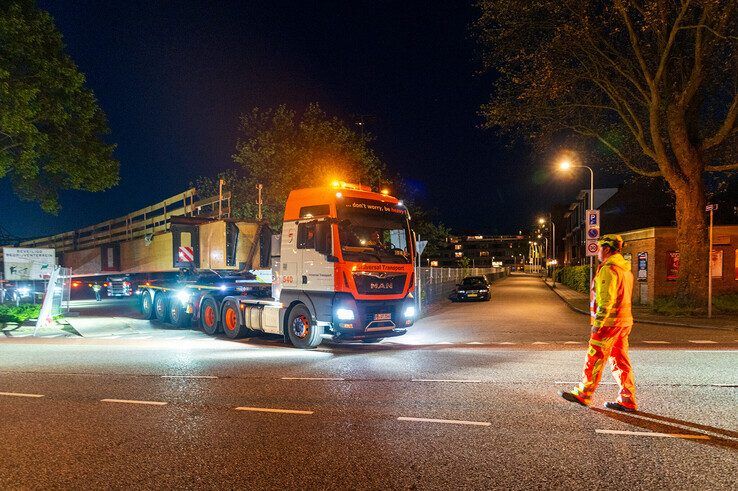 In beeld: Treinverkeer rondom Zwolle ligt plat, laatste voorbereiding bouw loopbrug afgerond - Foto: Peter Denekamp