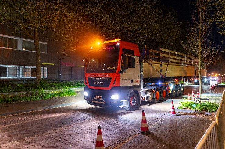 In beeld: Treinverkeer rondom Zwolle ligt plat, laatste voorbereiding bouw loopbrug afgerond - Foto: Peter Denekamp