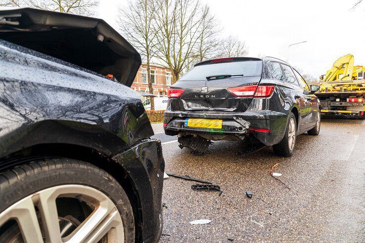 Drie auto’s botsen op elkaar in Assendorp - Foto: Peter Denekamp