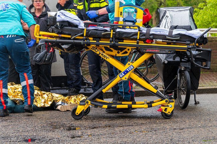 Fietsster met spoed naar ziekenhuis na botsing op Diezerpoortenbrug - Foto: Peter Denekamp