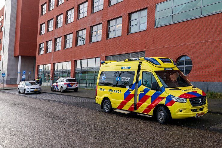 De jonge fietser wordt nagekeken in de ambulance door een verpleegkundige. - Foto: Peter Denekamp