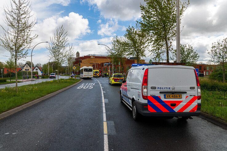 Stadsbus schept scootmobiel op Katerdijk, vrouw (89) overleden - Foto: Peter Denekamp
